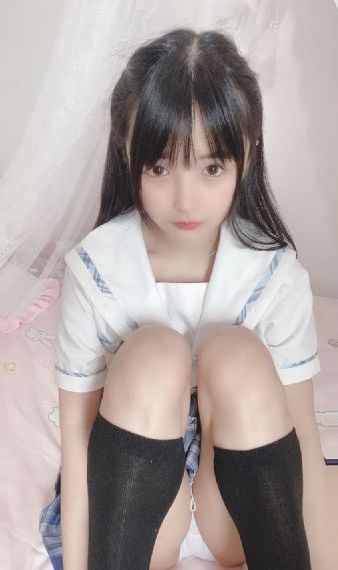 冰上的比基尼女孩